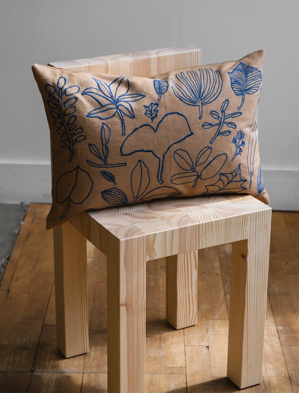 BOTANIC LEAVES EMBROIDERED PILLOWCASE, BROWN/BLUE