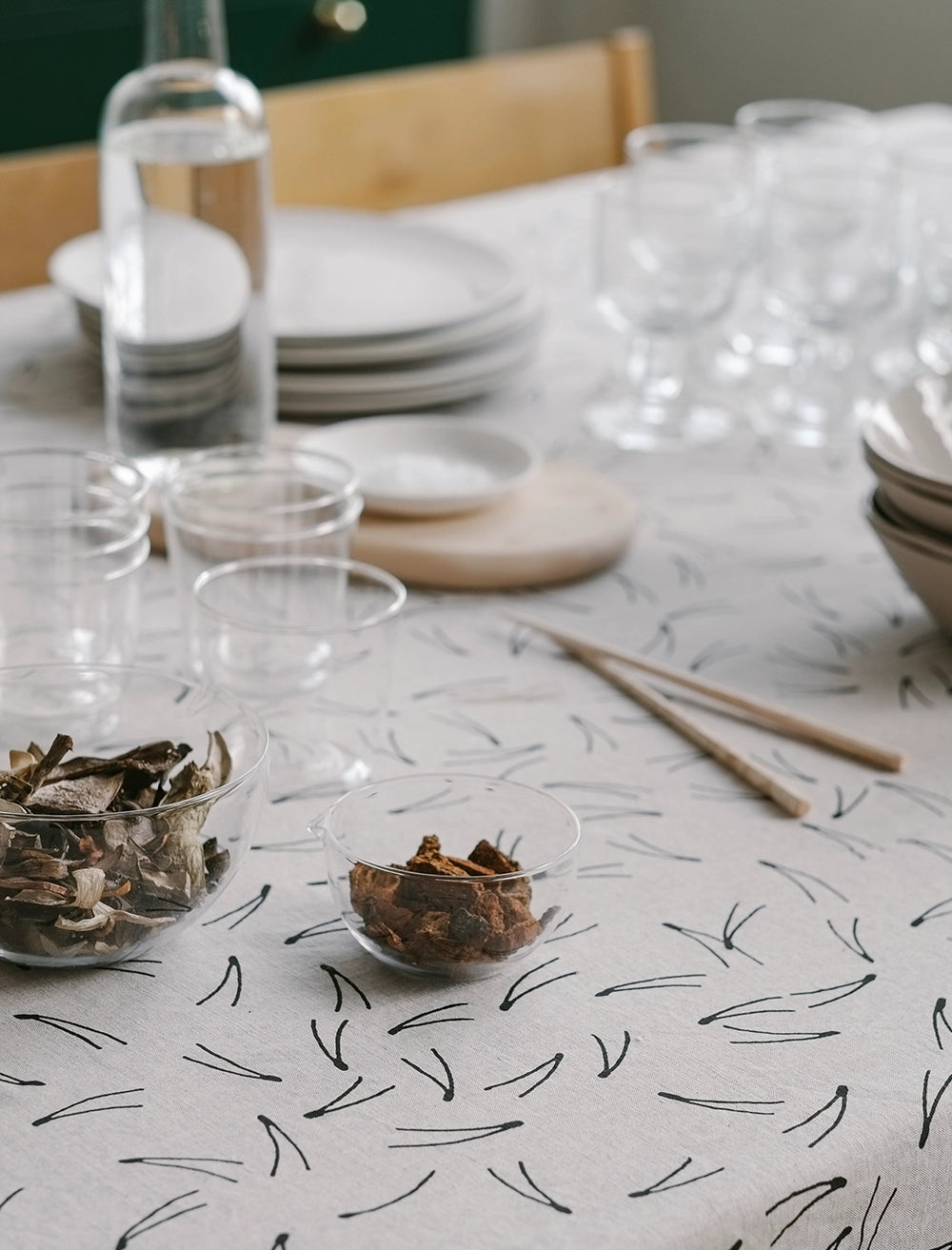 BARR TABLECLOTH, NATURE/BLACK - 137×238 cm