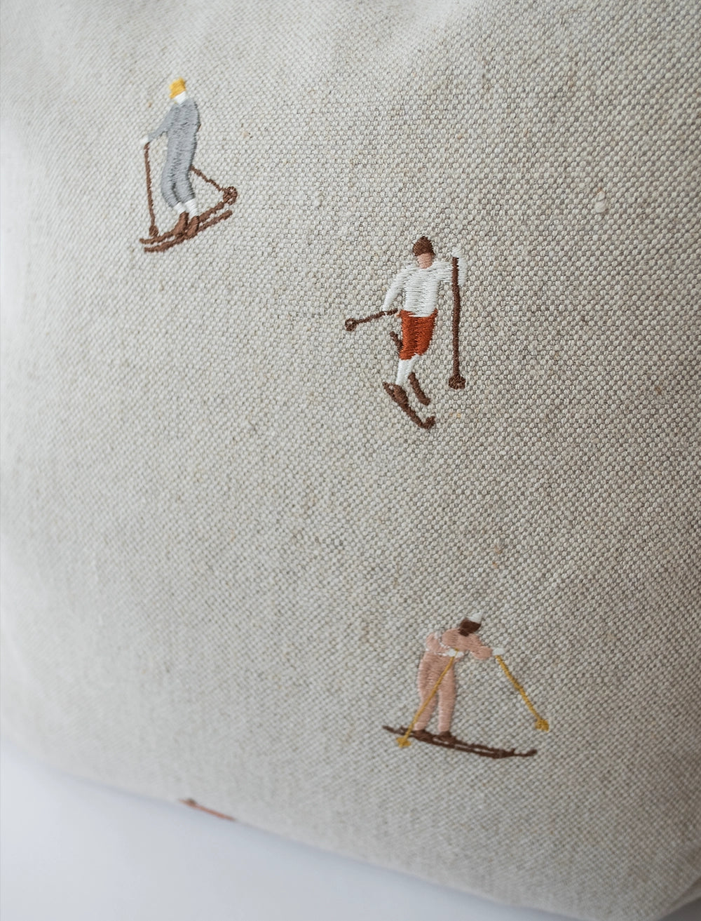 Skiers Kuddfodral – Naturfärgad med skidåkarmotiv, 50x50 cm