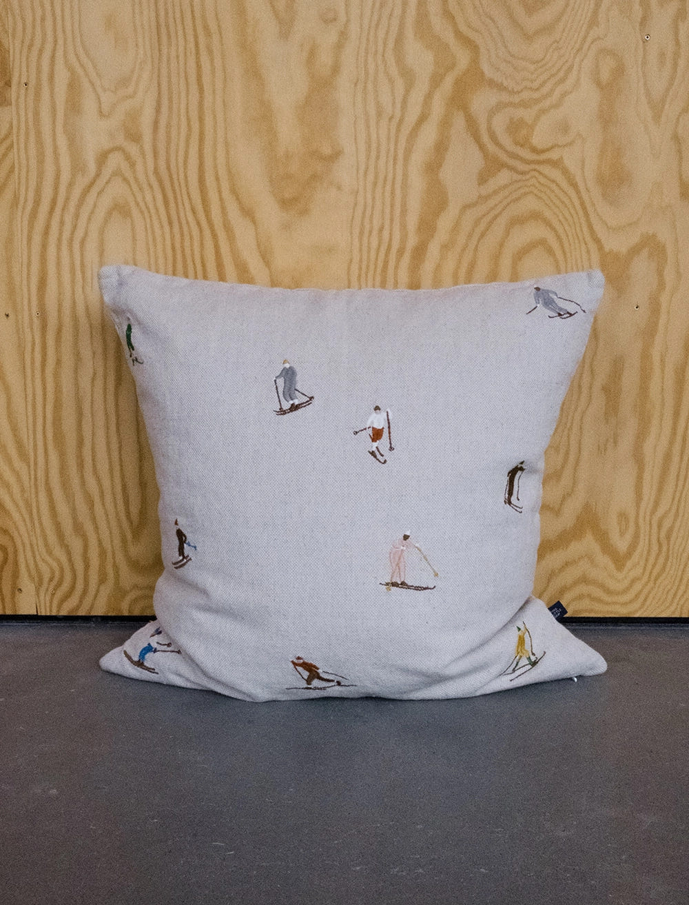 SKIERS EMBROIDERED CUSHION COVER