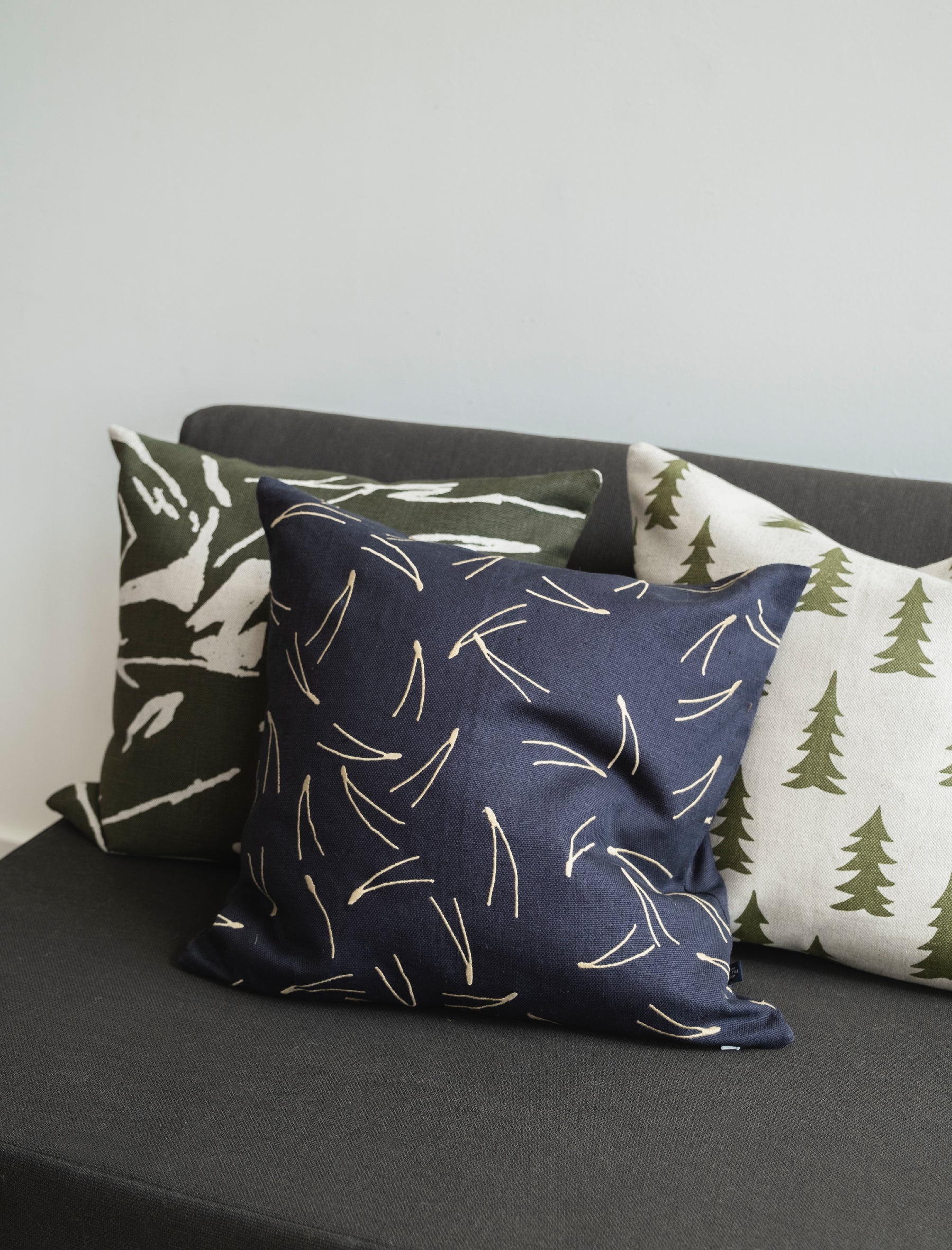 BARR BRODERAT KUDDFODRAL, ANTRACITBLÅ