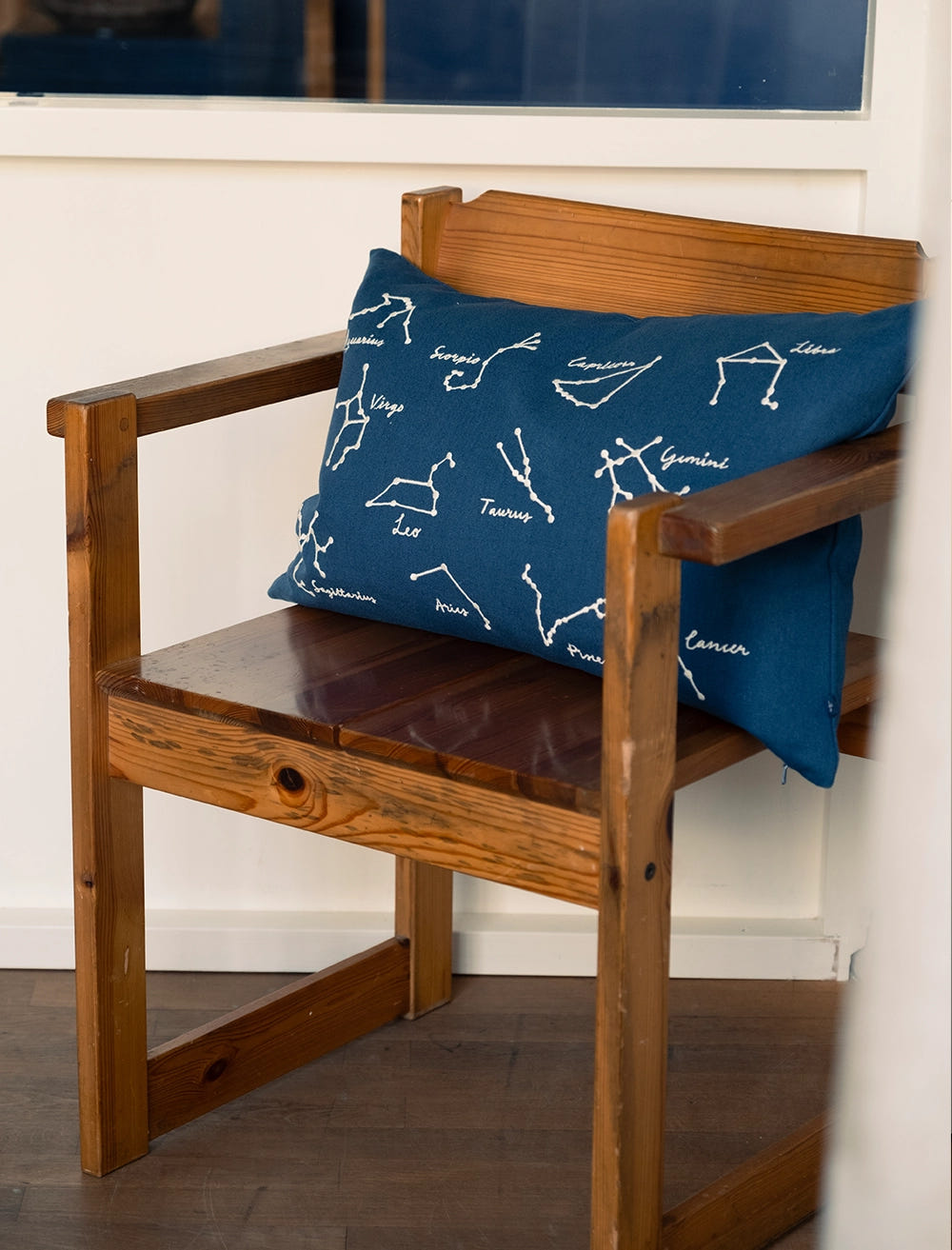 STJÄRNTECKEN EMBROIDERED CUSHION COVER, BLUE