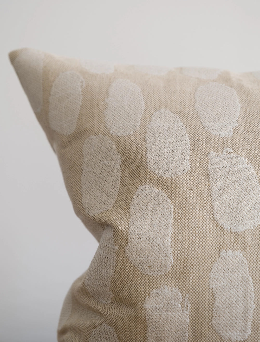 DOTS BRODERAT KUDDFODRAL, VIT