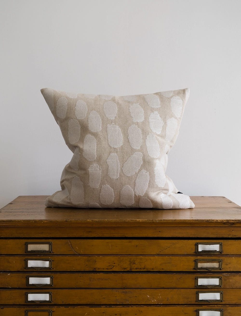 DOTS BRODERAT KUDDFODRAL, VIT