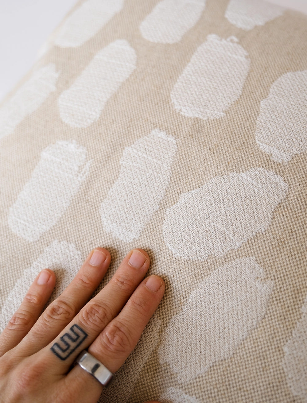 DOTS BRODERAT KUDDFODRAL, VIT