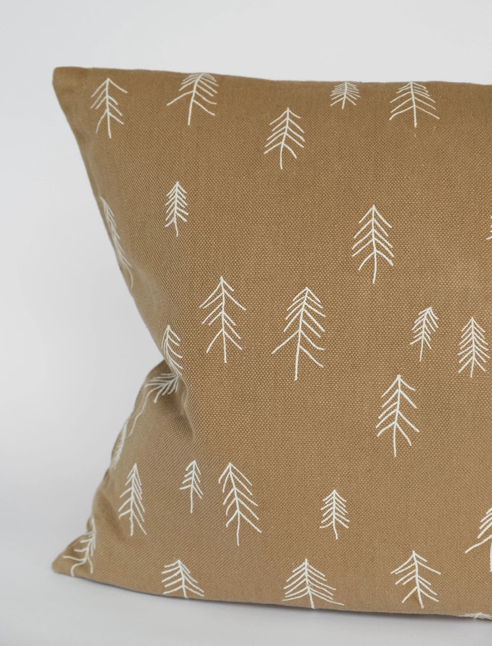 TALL BESTICKTER KISSENBEZUG, BRAUN