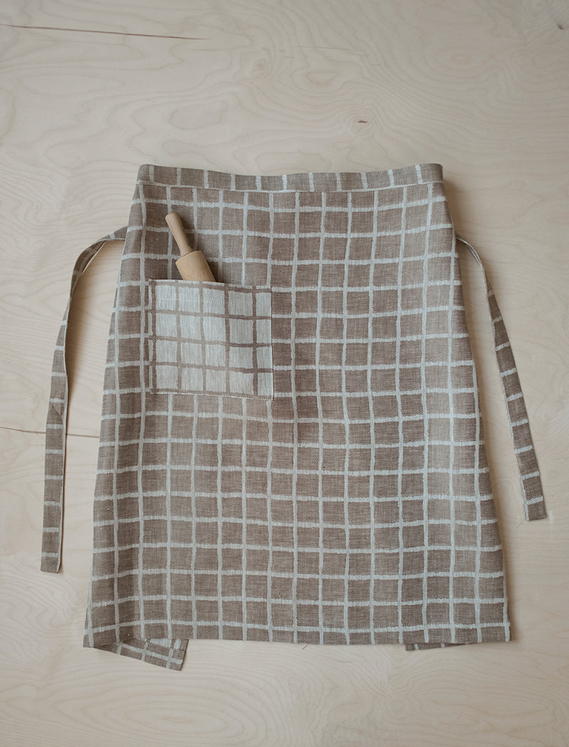 RUTIG JACQUARDVÄVT MIDJEFÖRKLÄDE, BRUN