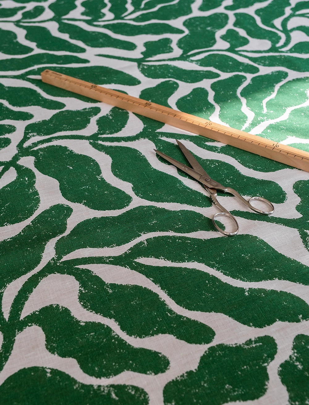 LEAVES LINEN FABRIC, GREEN