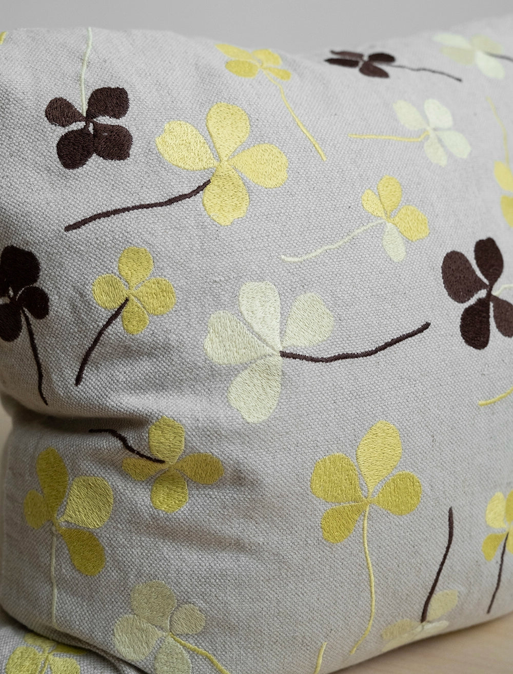 CLOVER BRODERAT KUDDFODRAL GUL