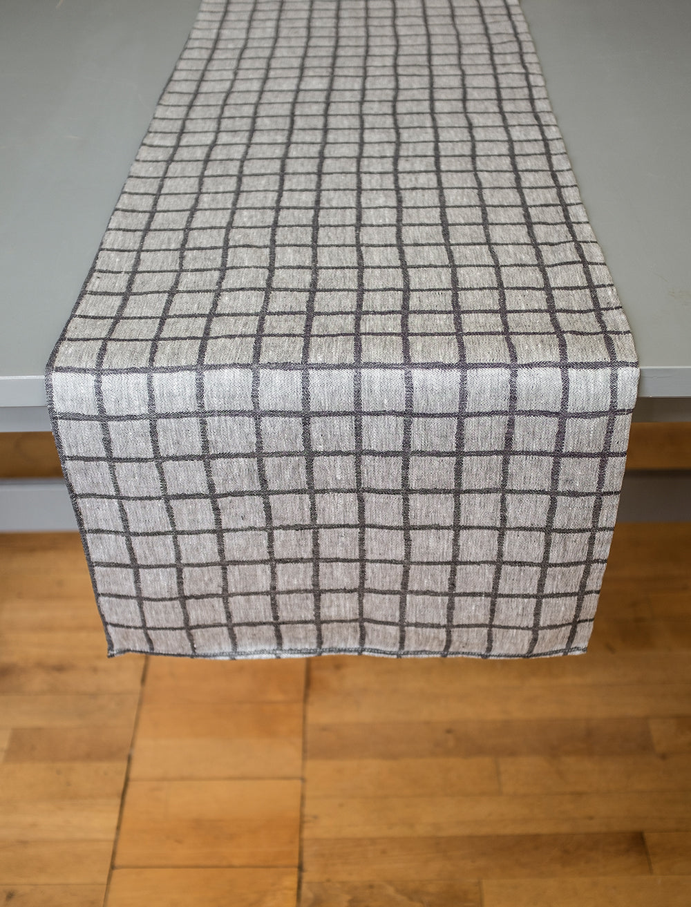 RUTIG JACQUARDVÄVD BORDSLÖPARE, SVART
