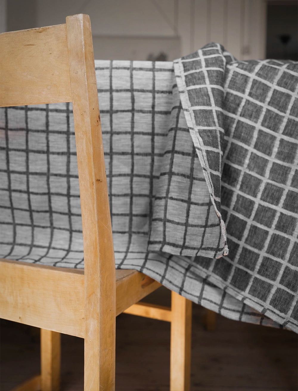 CHECKED JACQUARD WOVEN TABLECLOTH, BLACK - 147x147 cm