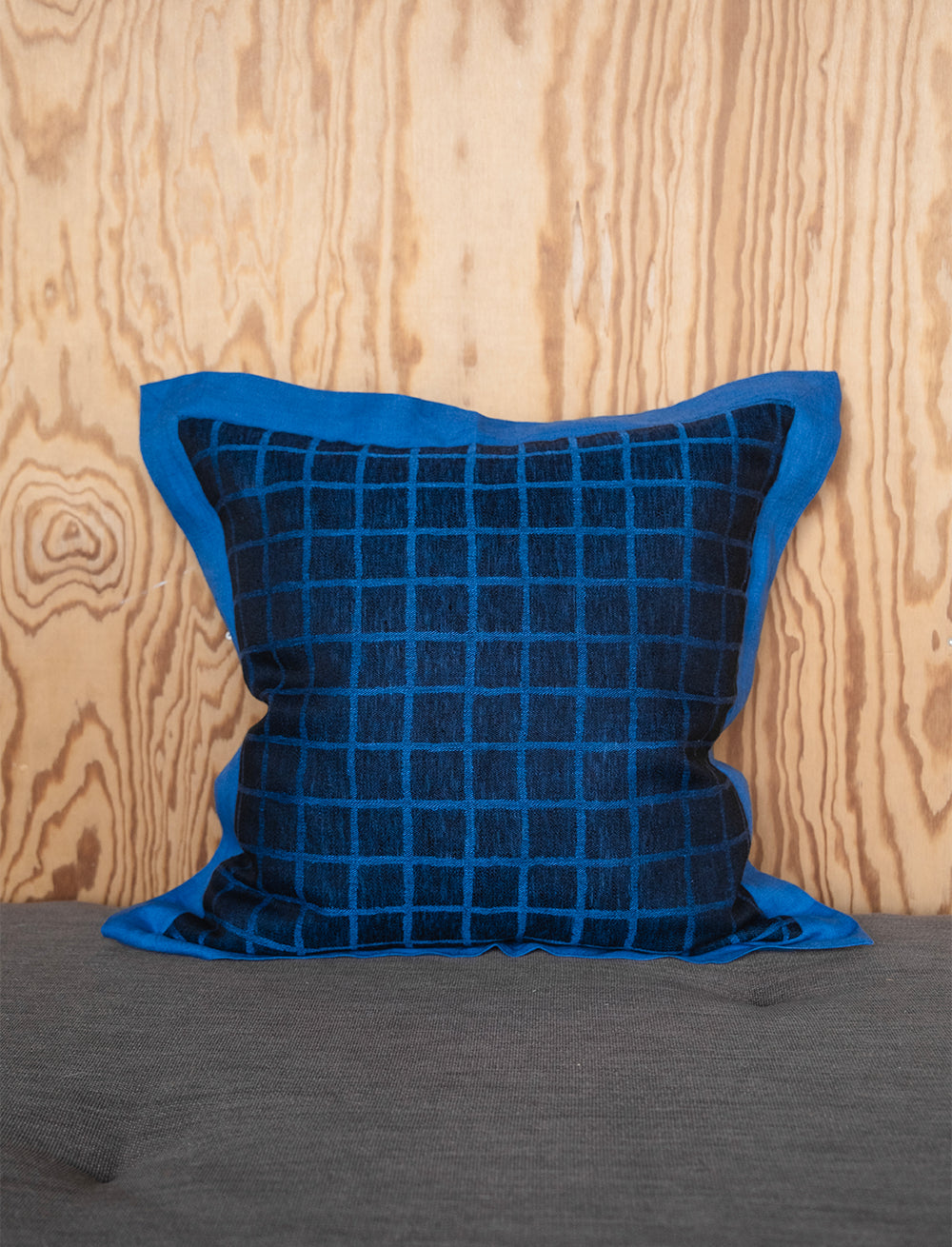 RUTIG KUDDFODRAL LINNE, BLÅ/SVART 48x48 cm