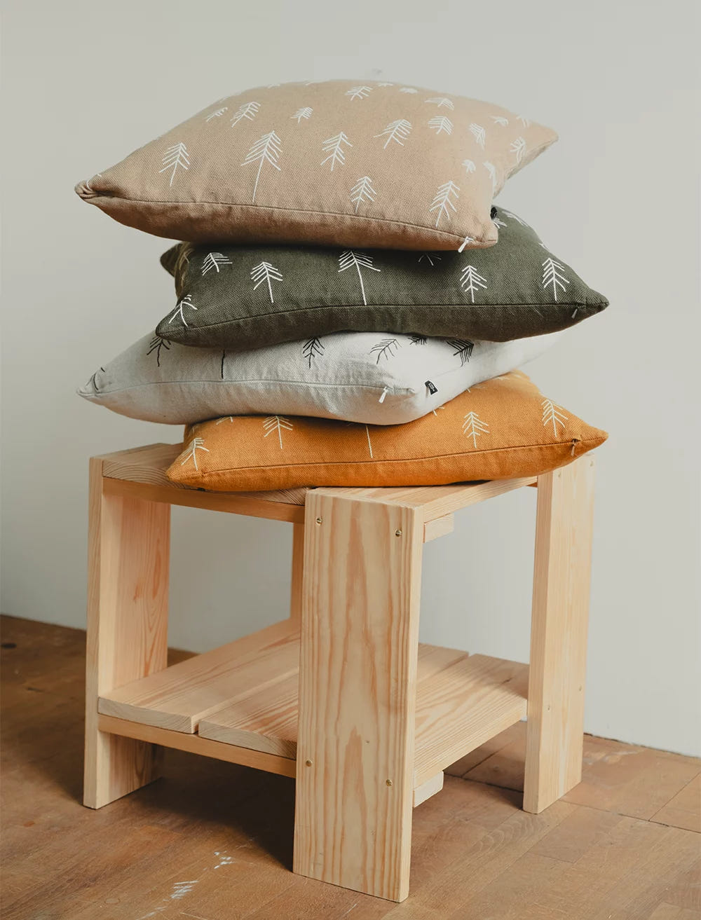 TALL BRODERAT KUDDFODRAL, BRUN