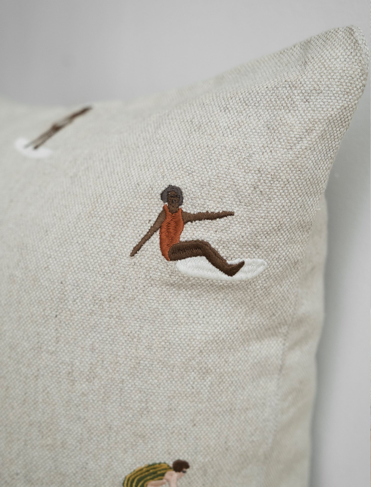 Surfers cushion cover 50x50 » embroidered linen canvas – FINE