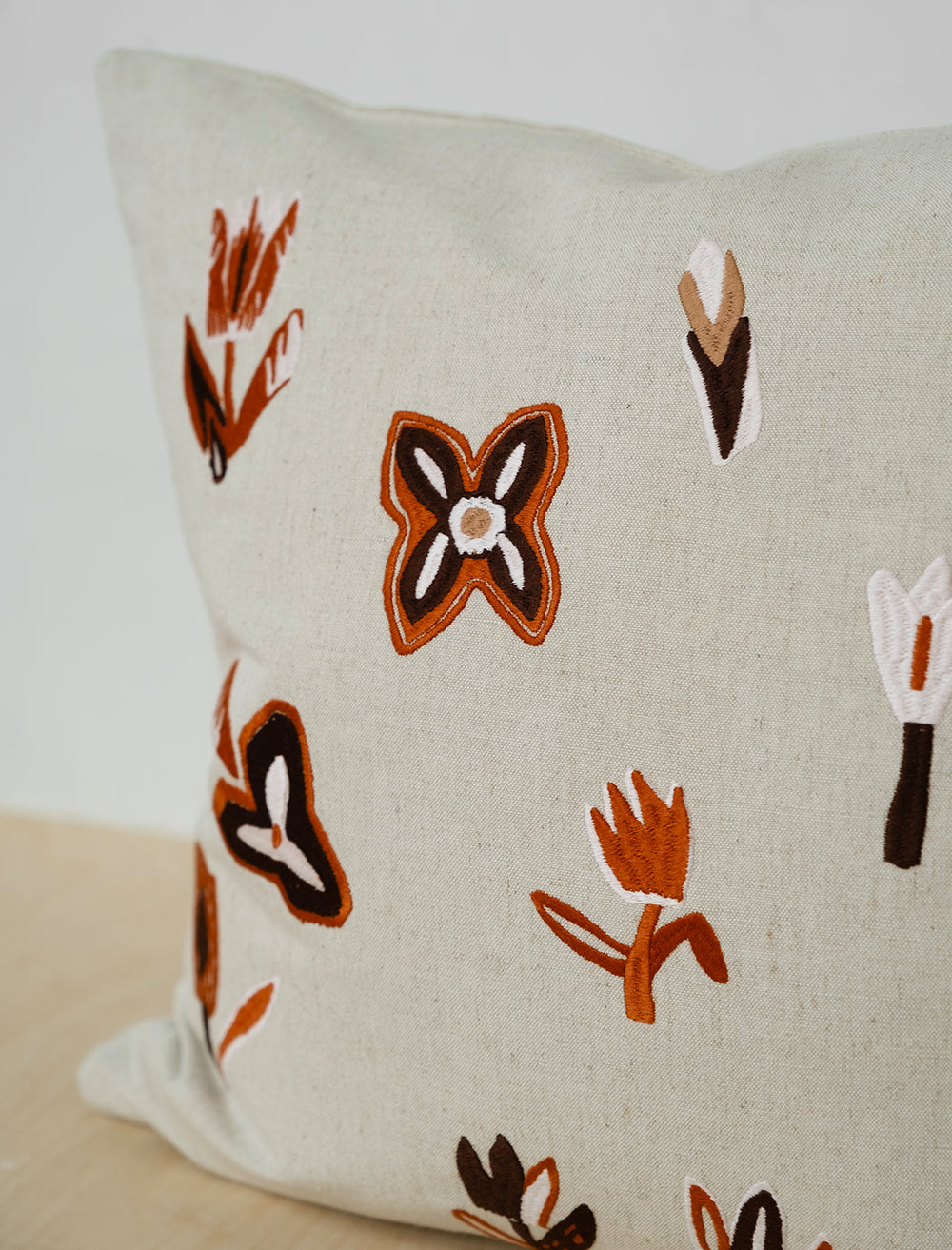 TULIP BRODERAT KUDDFODRAL, RÖD