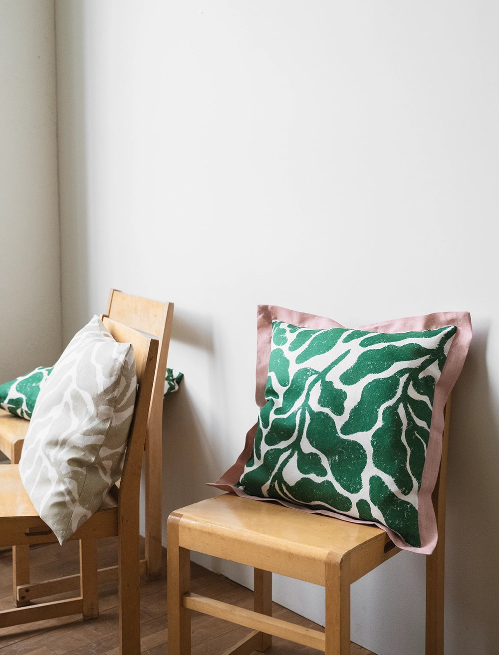 LEAVES CUSHION COVER, GREEN/PINK