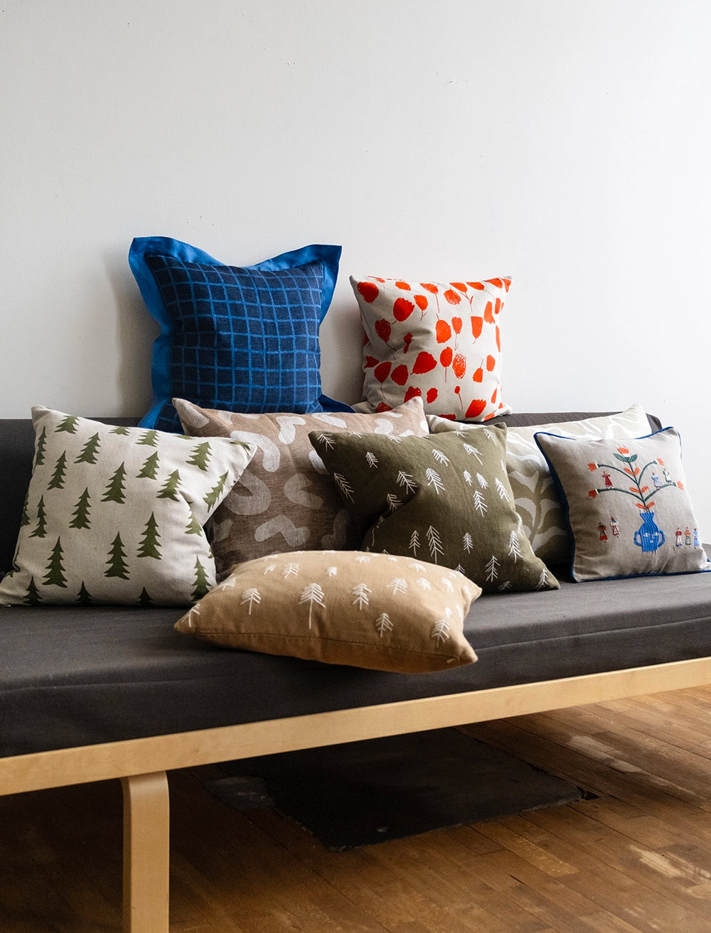 TALL BESTICKTER KISSENBEZUG, BRAUN