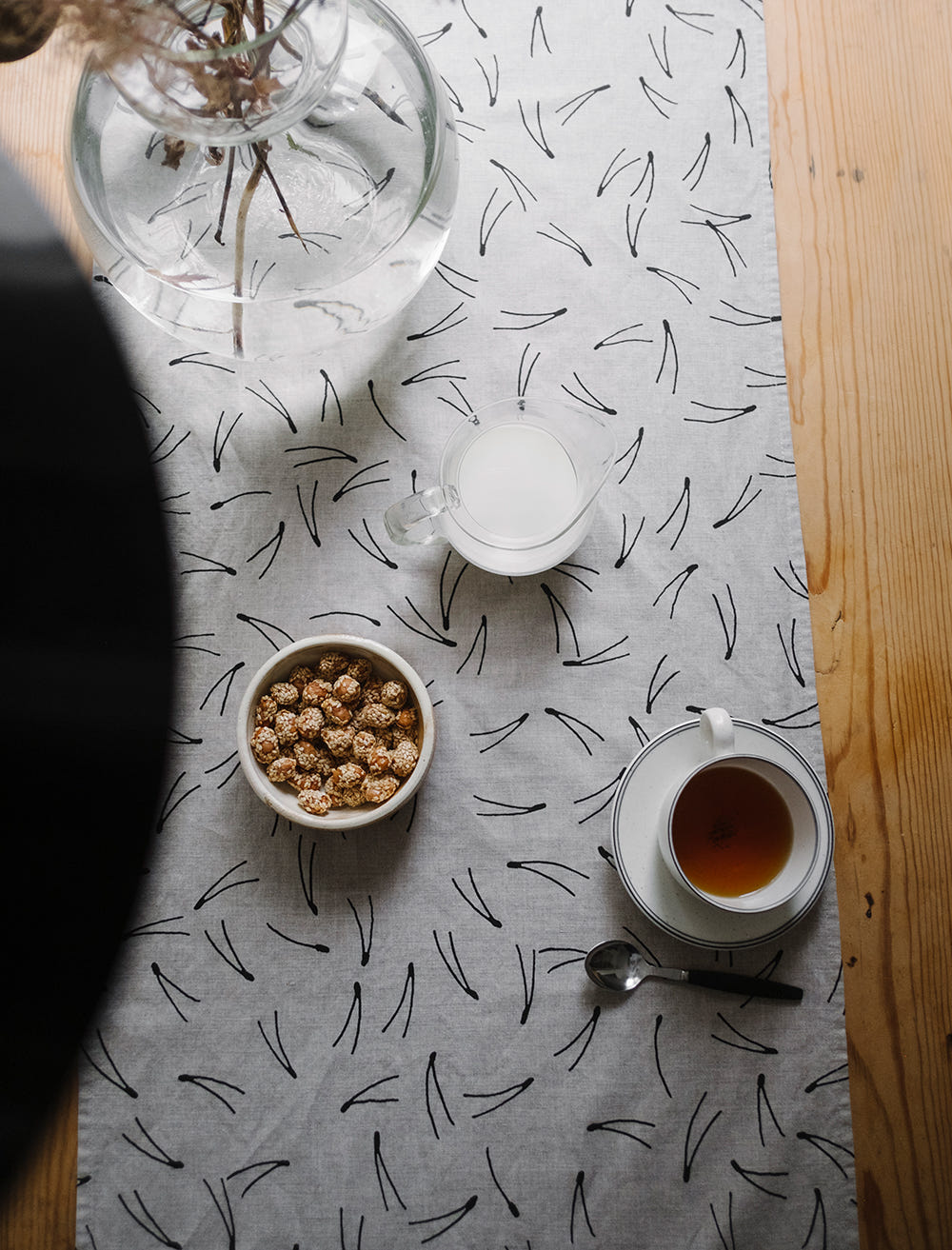 BARR TABLE RUNNER, NATURE/BLACK