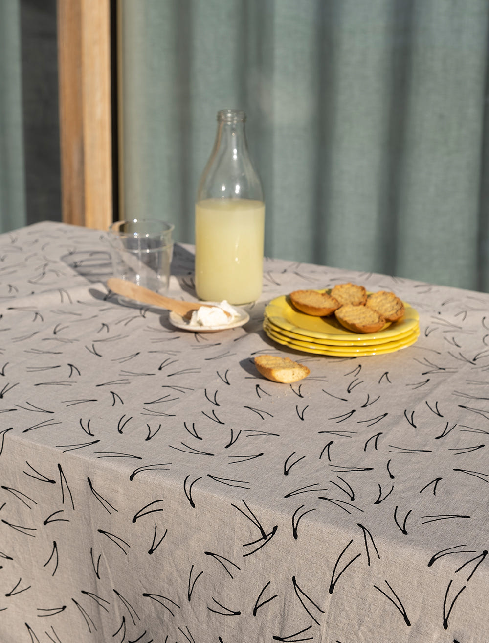 BARR TABLECLOTH, NATURE/BLACK - 137×137 cm