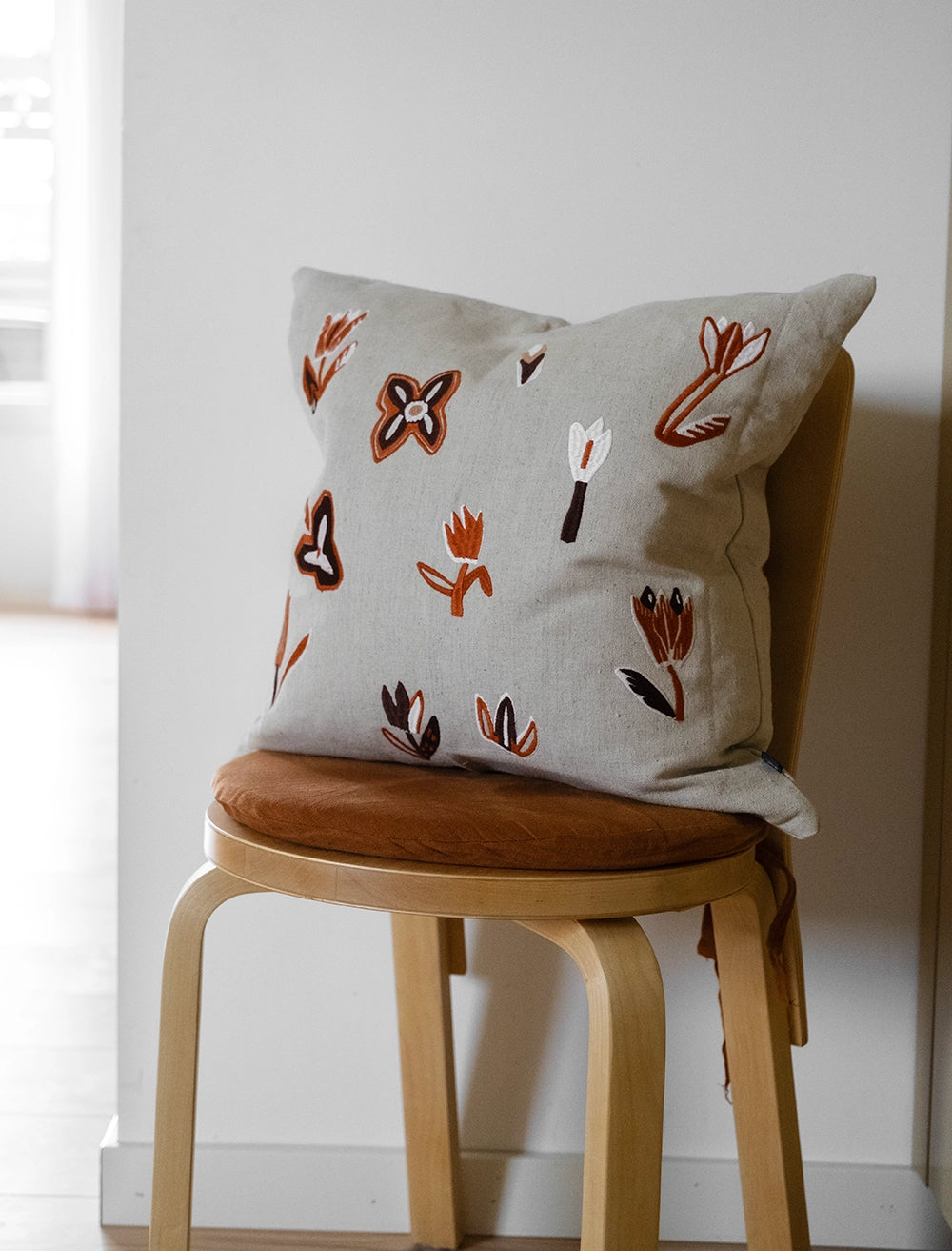 TULIP BRODERAT KUDDFODRAL, RÖD