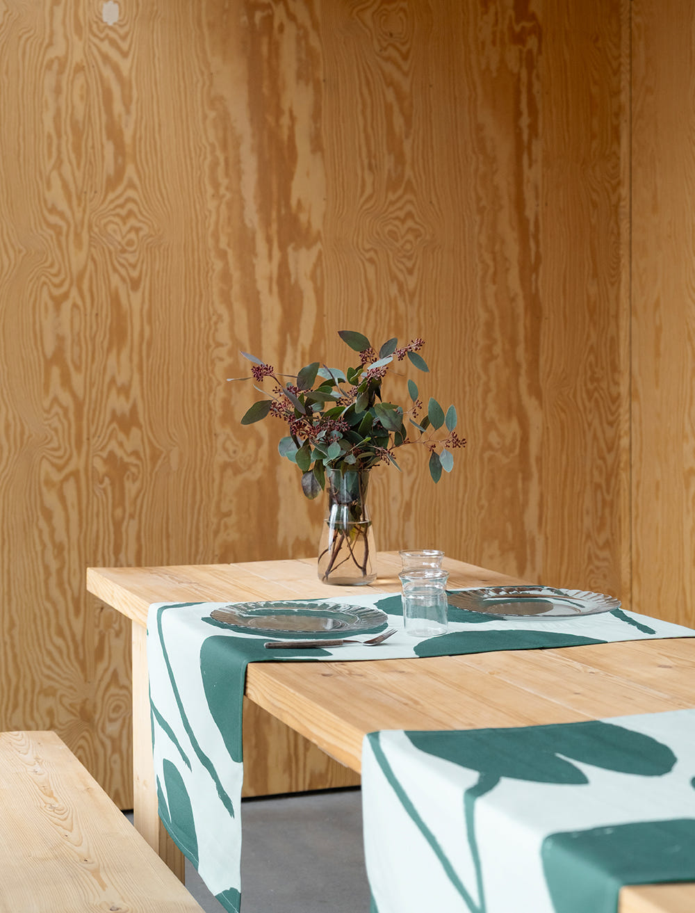 WATER LILIES TABLE RUNNER, GREEN