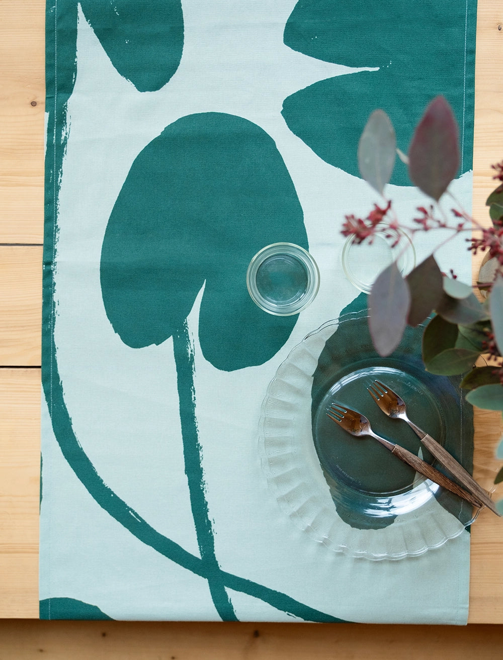 WATER LILIES TABLE RUNNER, GREEN