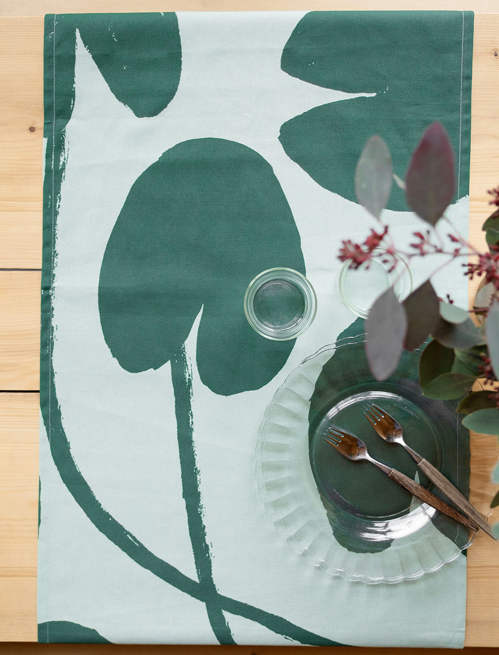 WATER LILIES TABLE RUNNER, GREEN