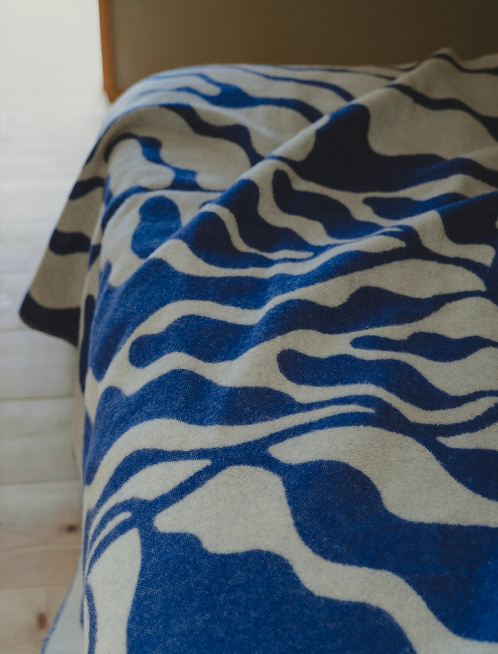 LEAVES LARGE WOOL BLANKET, BLUE/WHITE