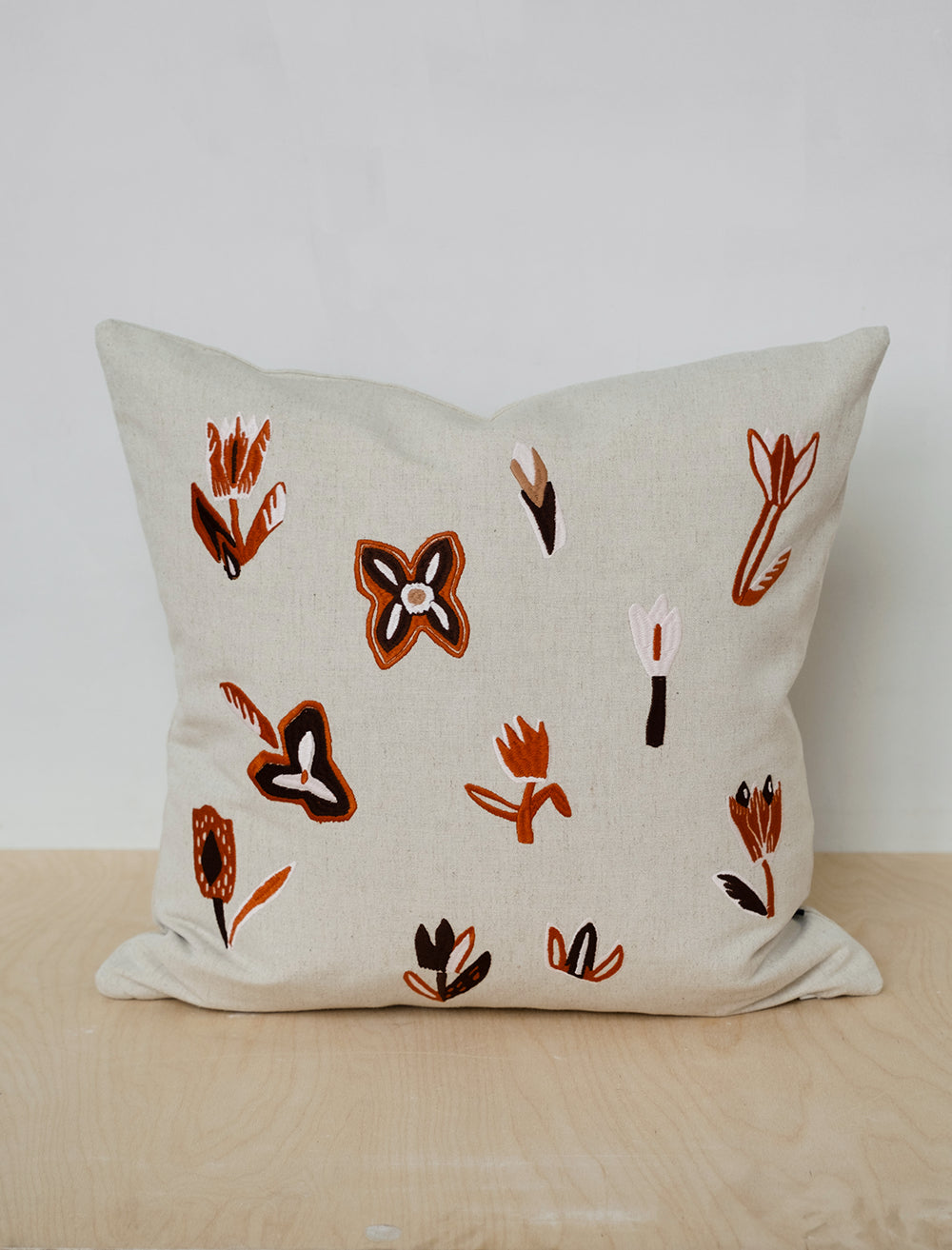 TULIP BRODERAT KUDDFODRAL, RÖD