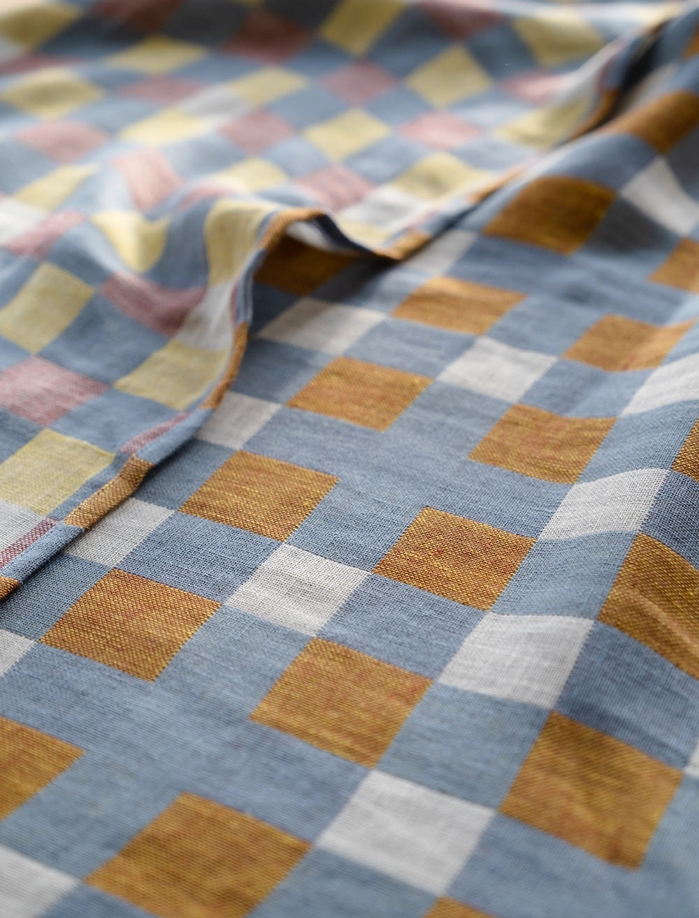Tyg med grafiskt rutigt mönster i blått och havregult