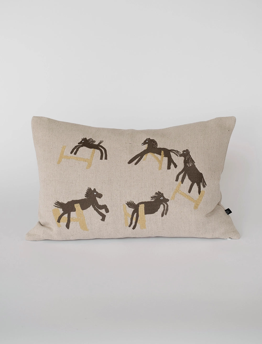 JUMPING HORSE BRODERAT KUDDFODRAL
