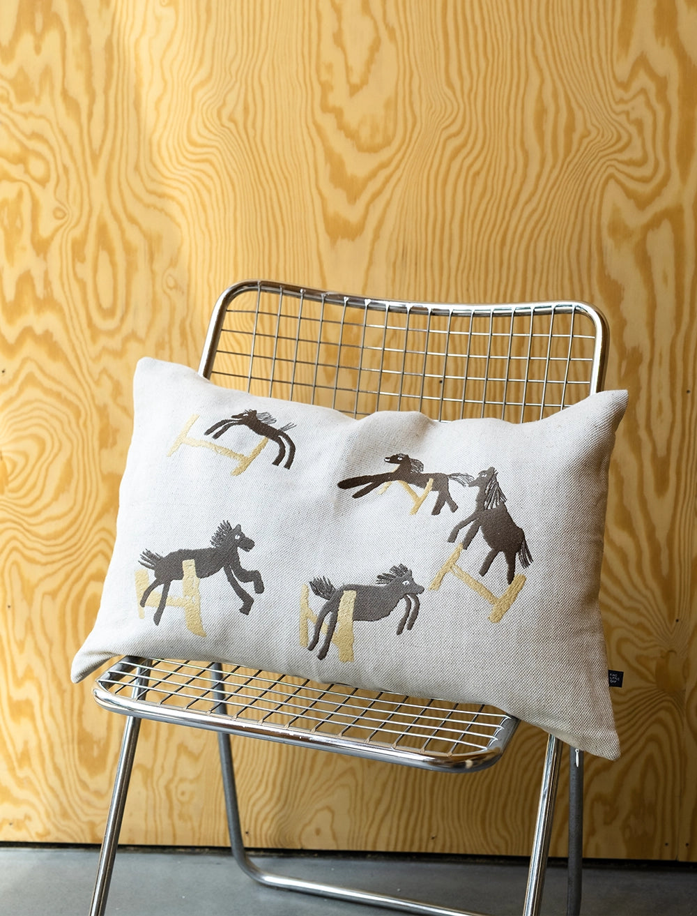 JUMPING HORSE BRODERAT KUDDFODRAL