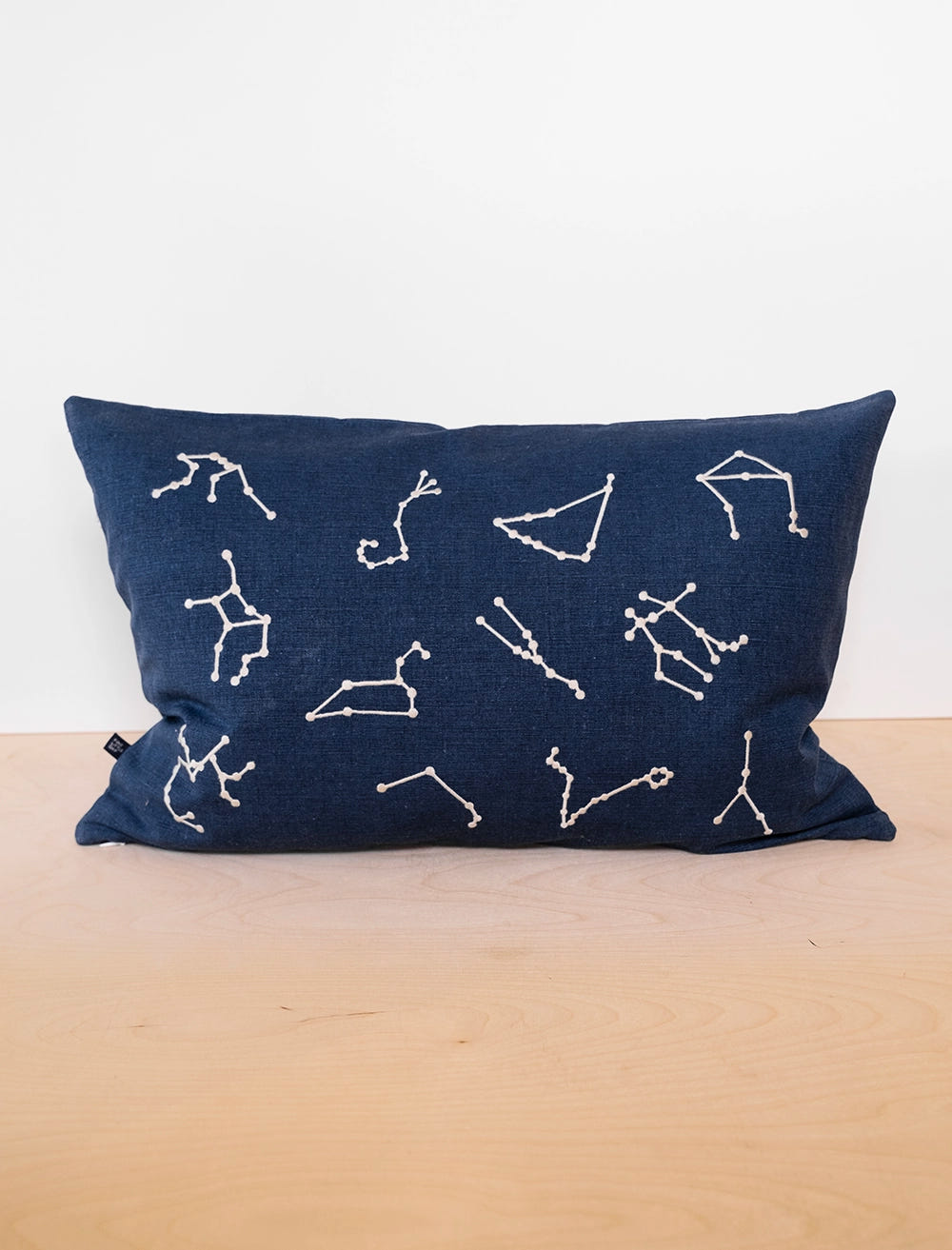 STJÄRNTECKEN BRODERAT KUDDFODRAL, BLÅ