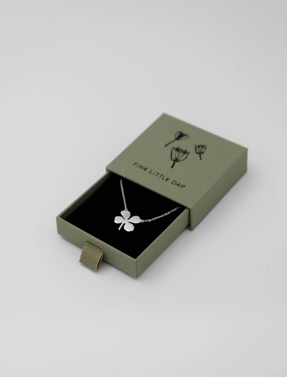 CLOVER NECKLACE, SILVER