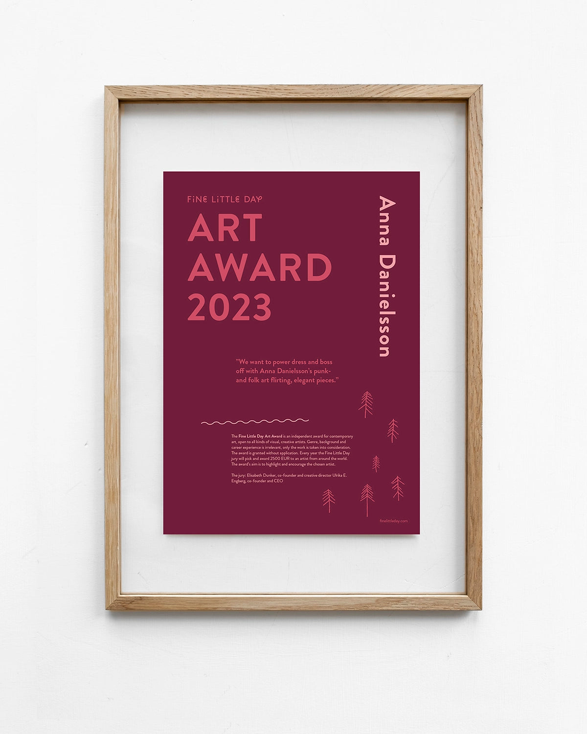 Diplom i träram för FLD Art Award 2023, mörklila botten med rosa text.