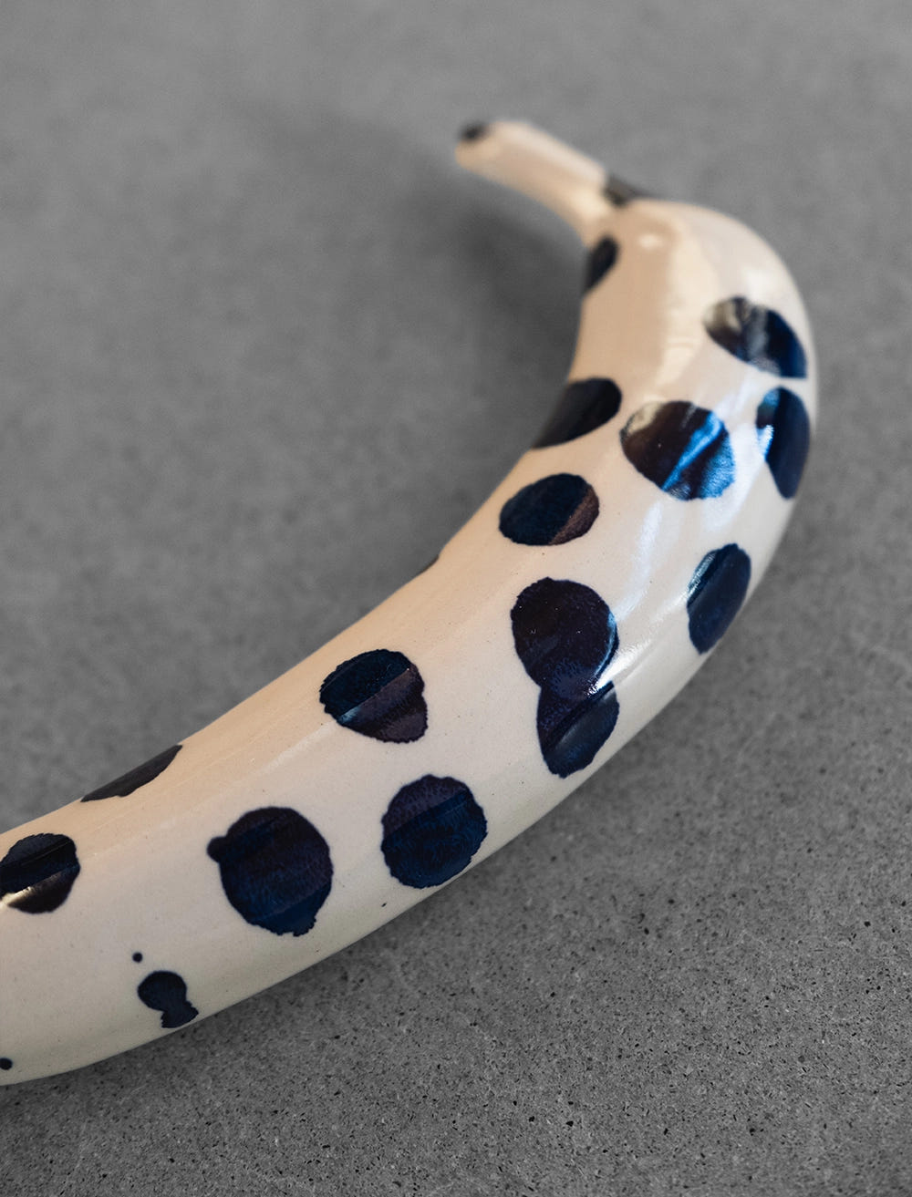 KERAMIK BANANE - Dots Dunkelblau