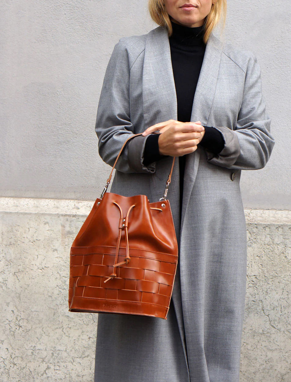 NÄVER BUCKET BAG - Cognac