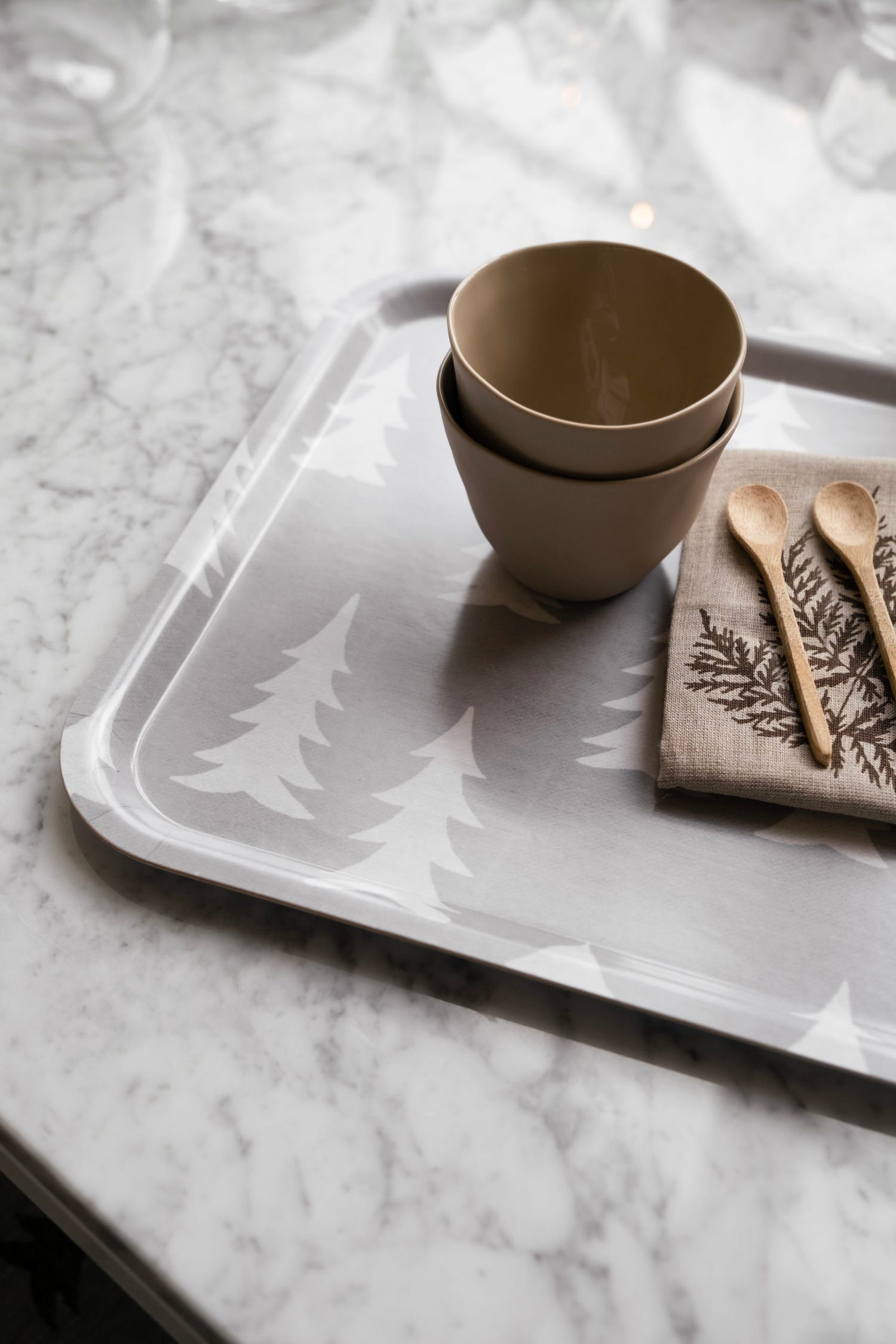 GRAN STOR BRICKA, GRÅ/VIT