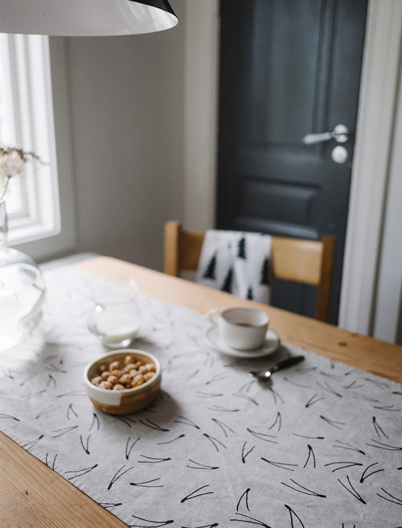 BARR TABLE RUNNER, NATURE/BLACK