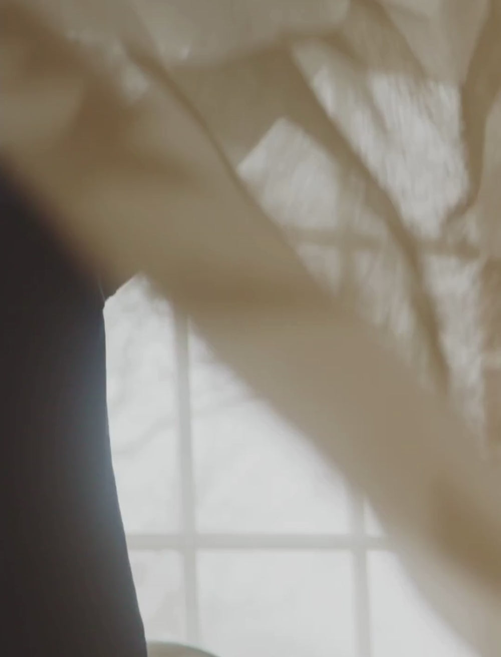 Inspirationsvideo från Fine Little Day där ett mönstrat tyg sveper genom luften, följt av närbilder på textur och en person bakom en skir linnegardin