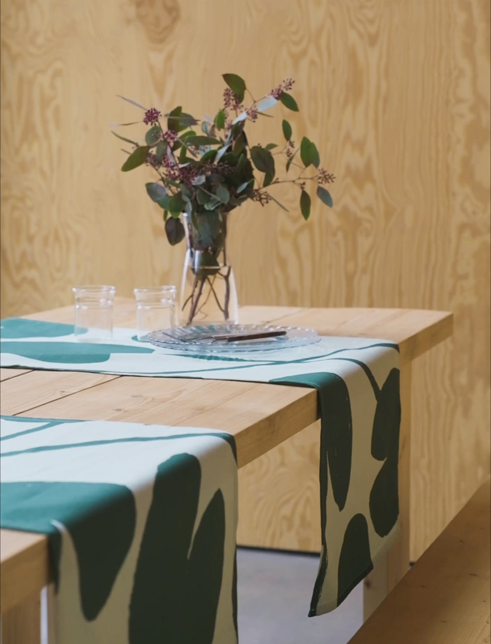 WATER LILIES TABLE RUNNER, GREEN