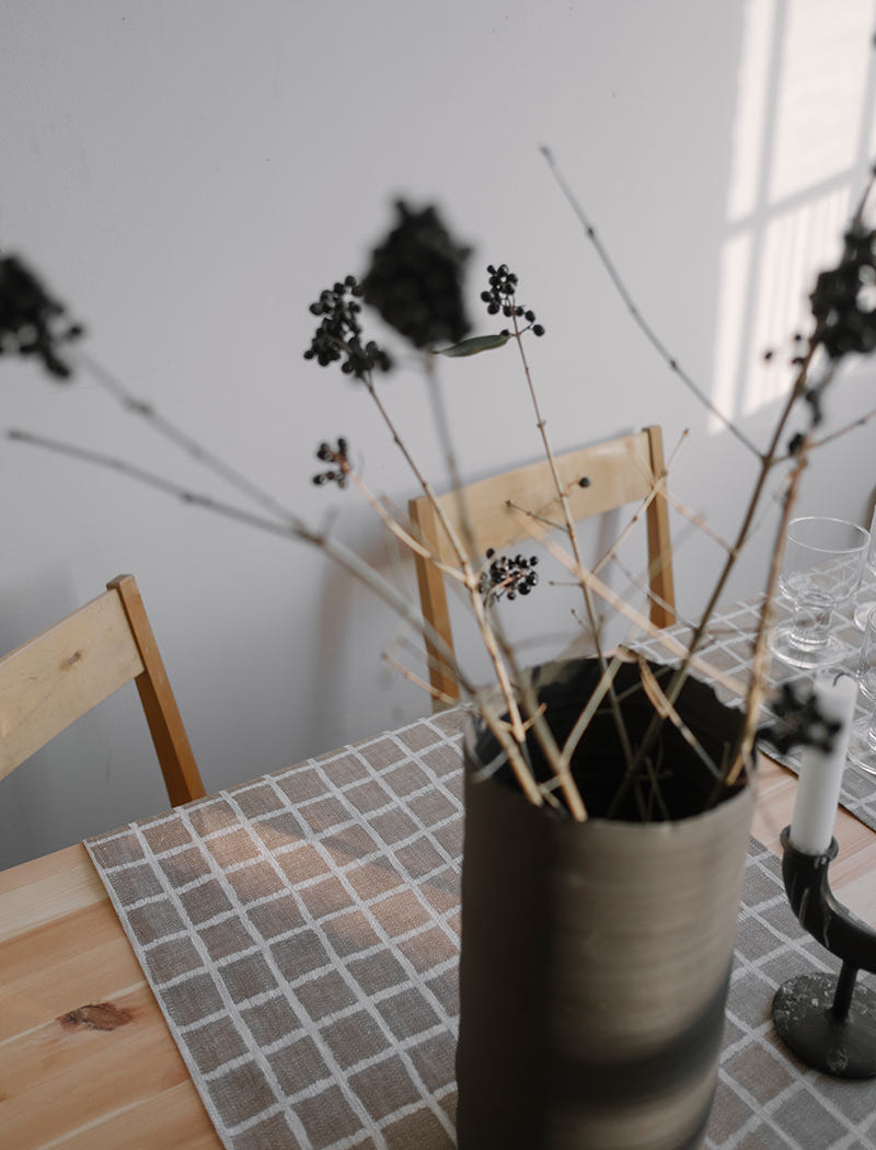 RUTIG JACQUARD WOVEN TABLE RUNNER, BROWN