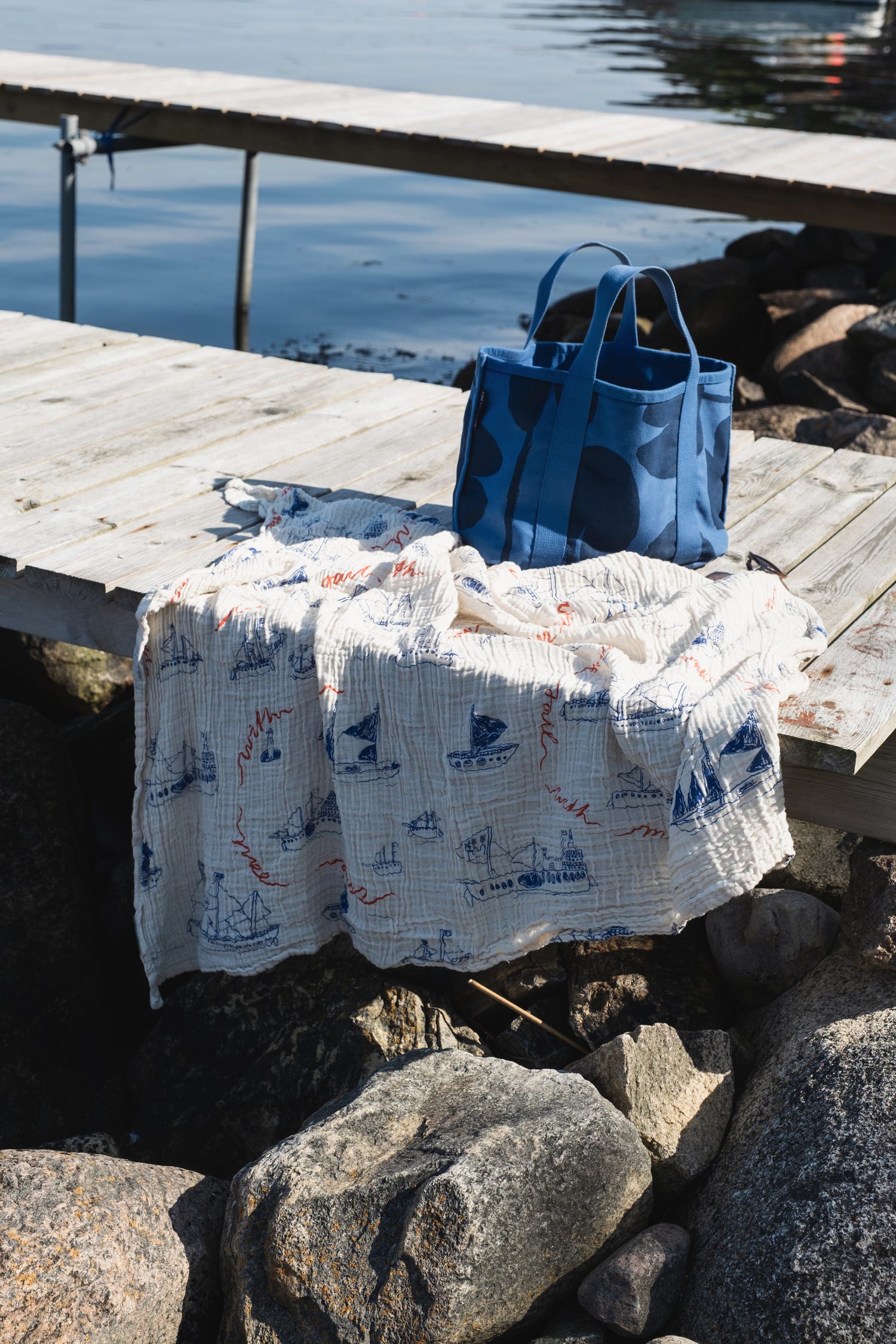 WATER LILIES CANVAS CARRY, BLUE